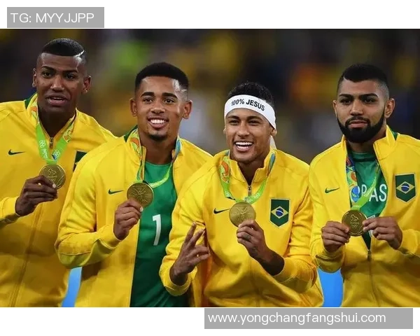 与足球巨星亲密合照的神秘人物身份曝光引热议网友纷纷猜测