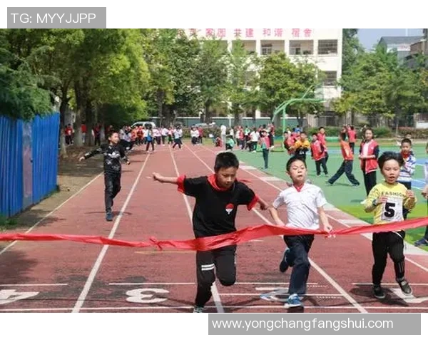 球星携萌娃亮相足球场萌态可掬展现父爱与运动激情 球星携萌娃亮相足球场萌态可掬展现父爱与运动激情