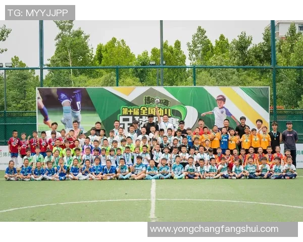 足球巨星温情合影定格绿茵场内外难忘经典瞬间 足球巨星温情合影定格绿茵场内外难忘经典瞬间