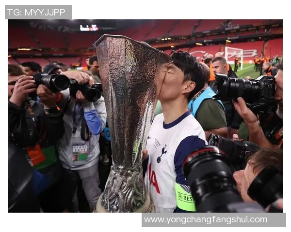 足球球星拿木棍耍帅瞬间引发热议 谁是这一幕背后的焦点人物 足球球星拿木棍耍帅瞬间引发热议 谁是这一幕背后的焦点人物